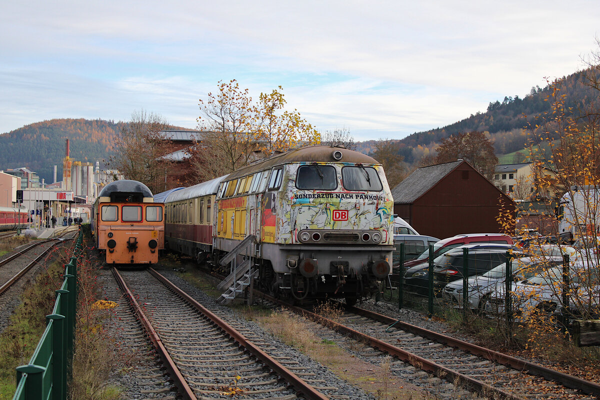 218 212  Sonderzug nach Pankow  steht im Erlebnisbahnhof Amorbach. (27.11.2022)
