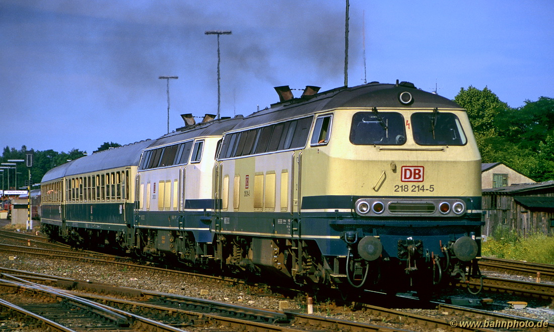 218 214-5 und 218 002-5 verlassen Marktredwitz mit IC 50 Karlstein nach Dortmund am 3. Mai 1994