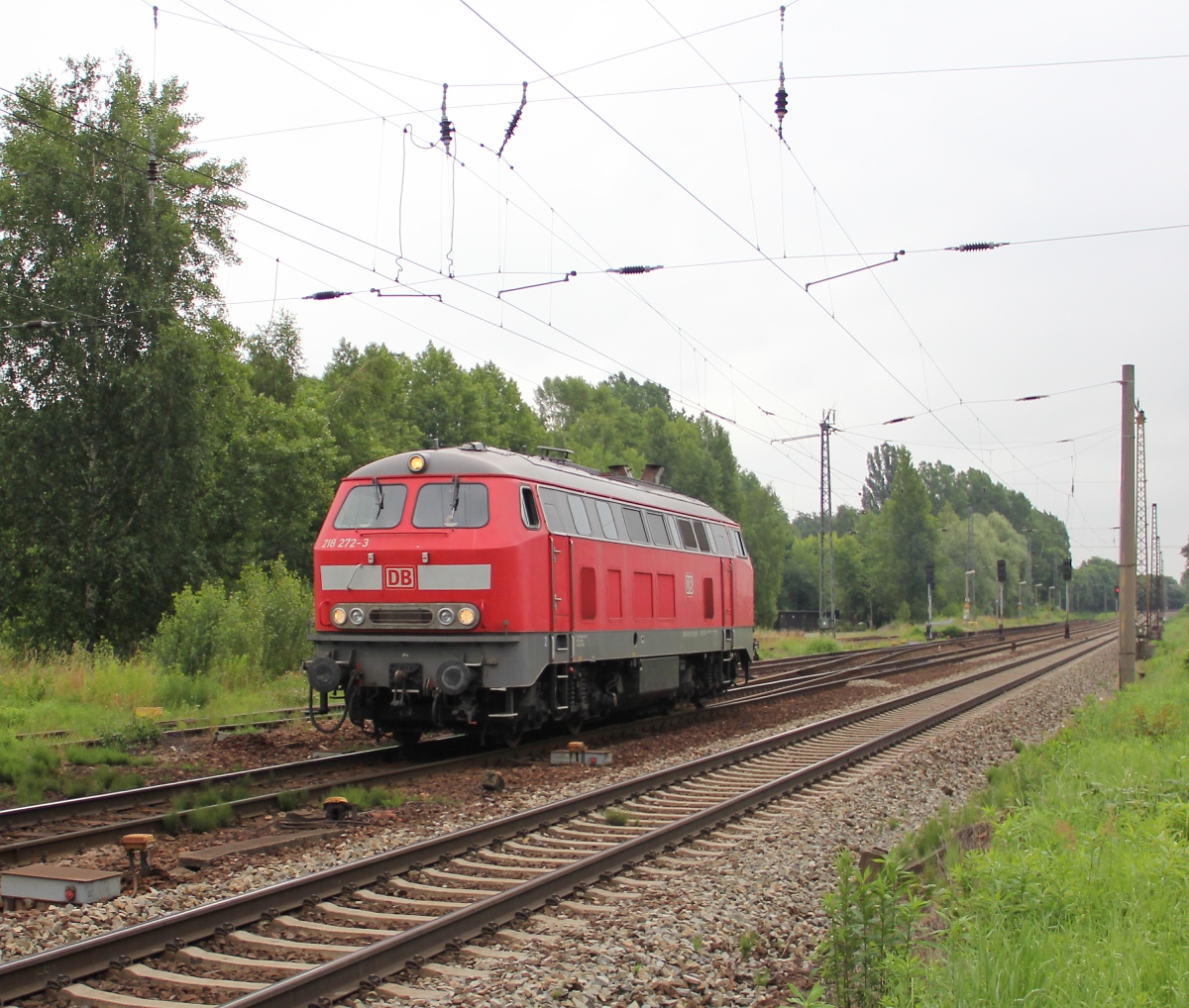 218 229-9 setzt nach kurzem Signalhalt ihre Fahrt fort. Aufgenommenem am 04.07.2013 in Leipzig-Thekla.