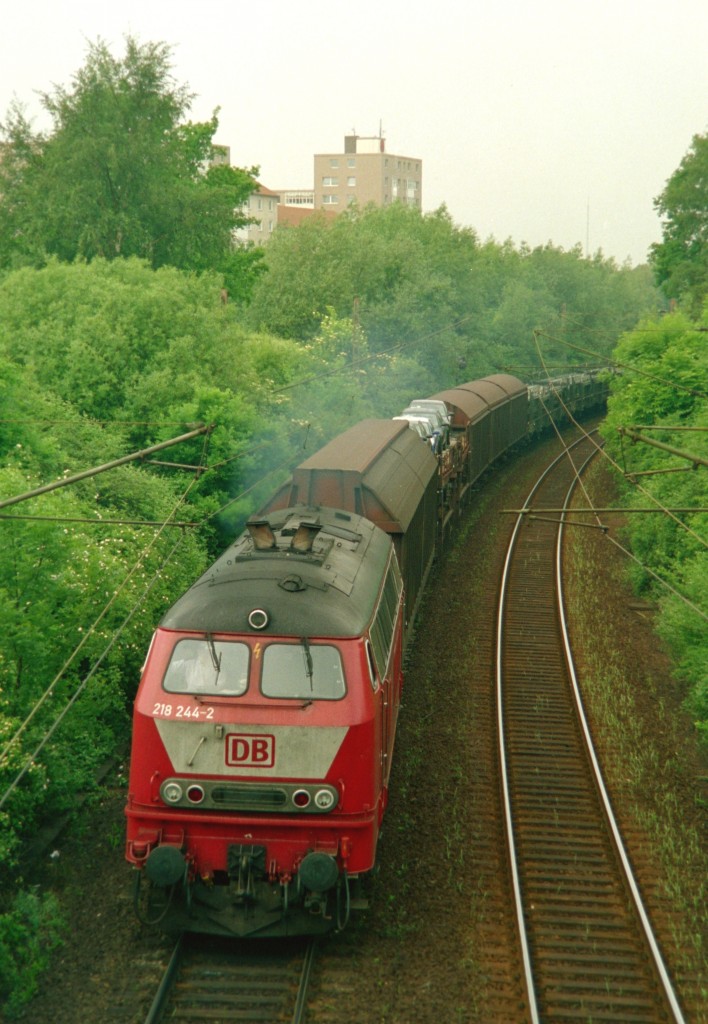 218 244 mit Gterzug Richtung Lehrte am 30.05.1998 auf der Hannoveraner Gterumgehungsbahn zwischen Ahlem und Hannover-Linden