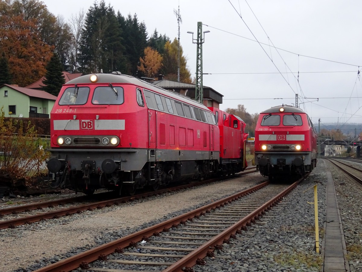 218 249-1 und 218 139-4 am 07. November 2015 in Kronach. Aufnahme vom Bahnsteigende.