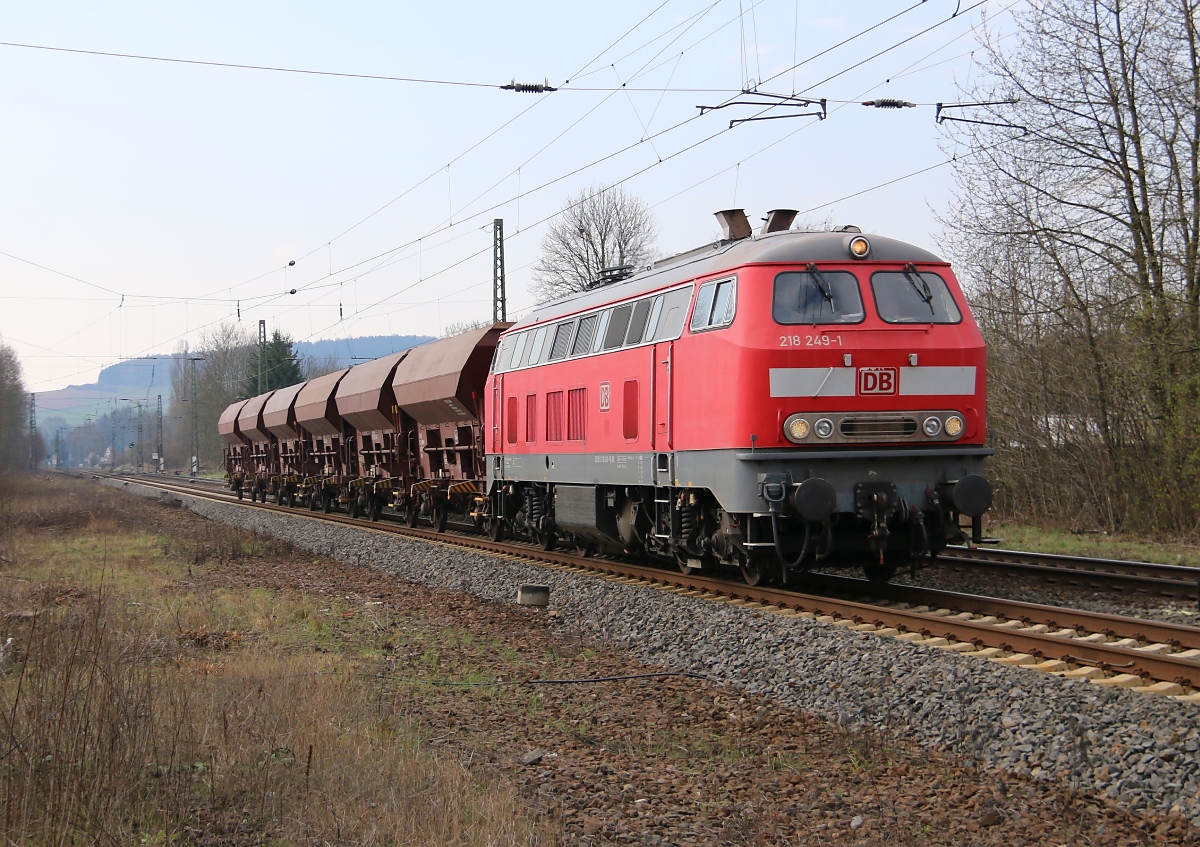 218 249-1 brachte am 27.03.2014 ein paar Schotterwagen nach Eschwege West. Aufgenommen am BÜ Eltmannshausen/Oberhone 