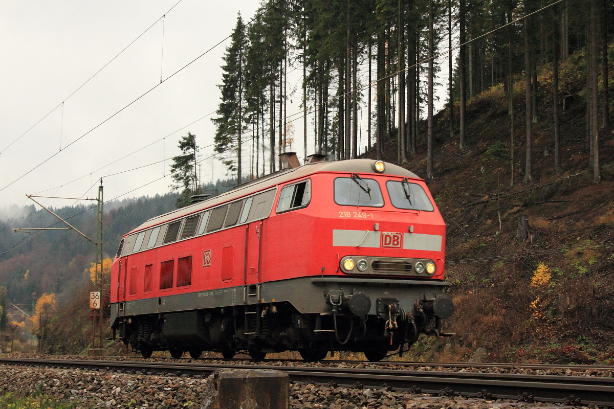 218 249-1 DB bei Förtschendorf im Frankenwald am 09.11.2015.