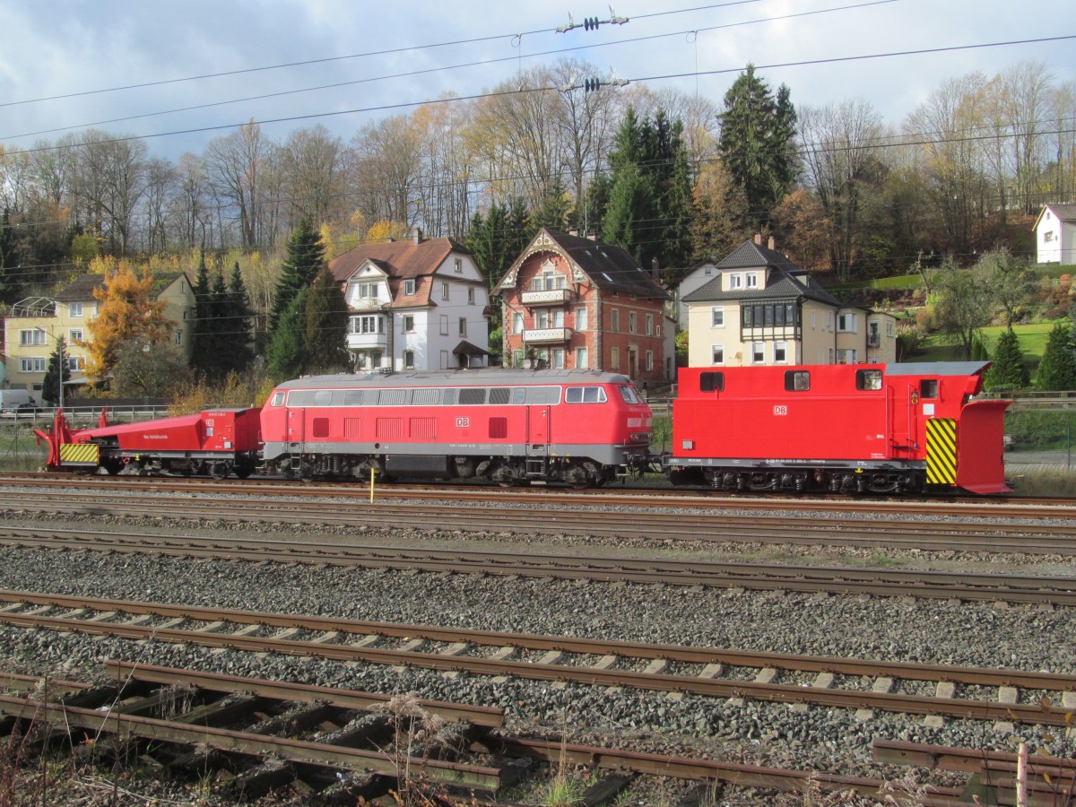 218 249-1 steht am 09. November 2013 mit den beiden Kronacher Schneepflgen im Gleisvorfeld des Bahnhofes Kronach abgestellt.