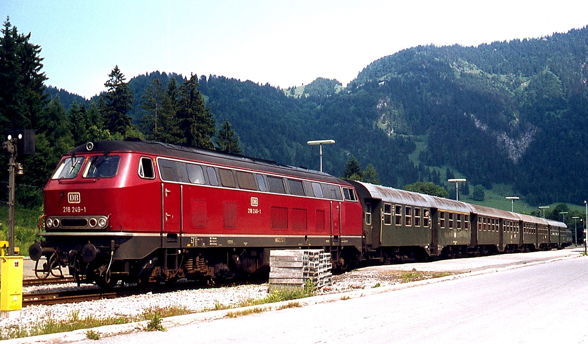 218 249-1 wartet im Oktober 1973 vor einer artreinen Umbau-Vierachser-Garnitur im Bahnhof Bayrischzell auf Fahrgäste in Richtung München