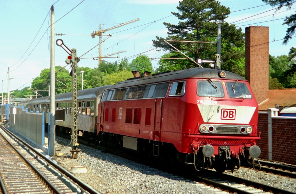 218 260 mit RB 15924 (Bchen–Hamburg) am 01.06.1997 in Reinbek