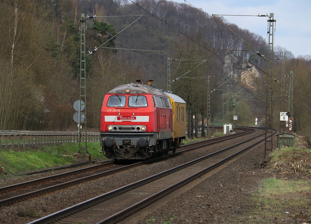 218 261-6 der Bahnbau Gruppe befand sich am 23.03.2014 mit einem Bauwagen auf der Fahrt gen Süden. Aufgenommen bei Albungen.