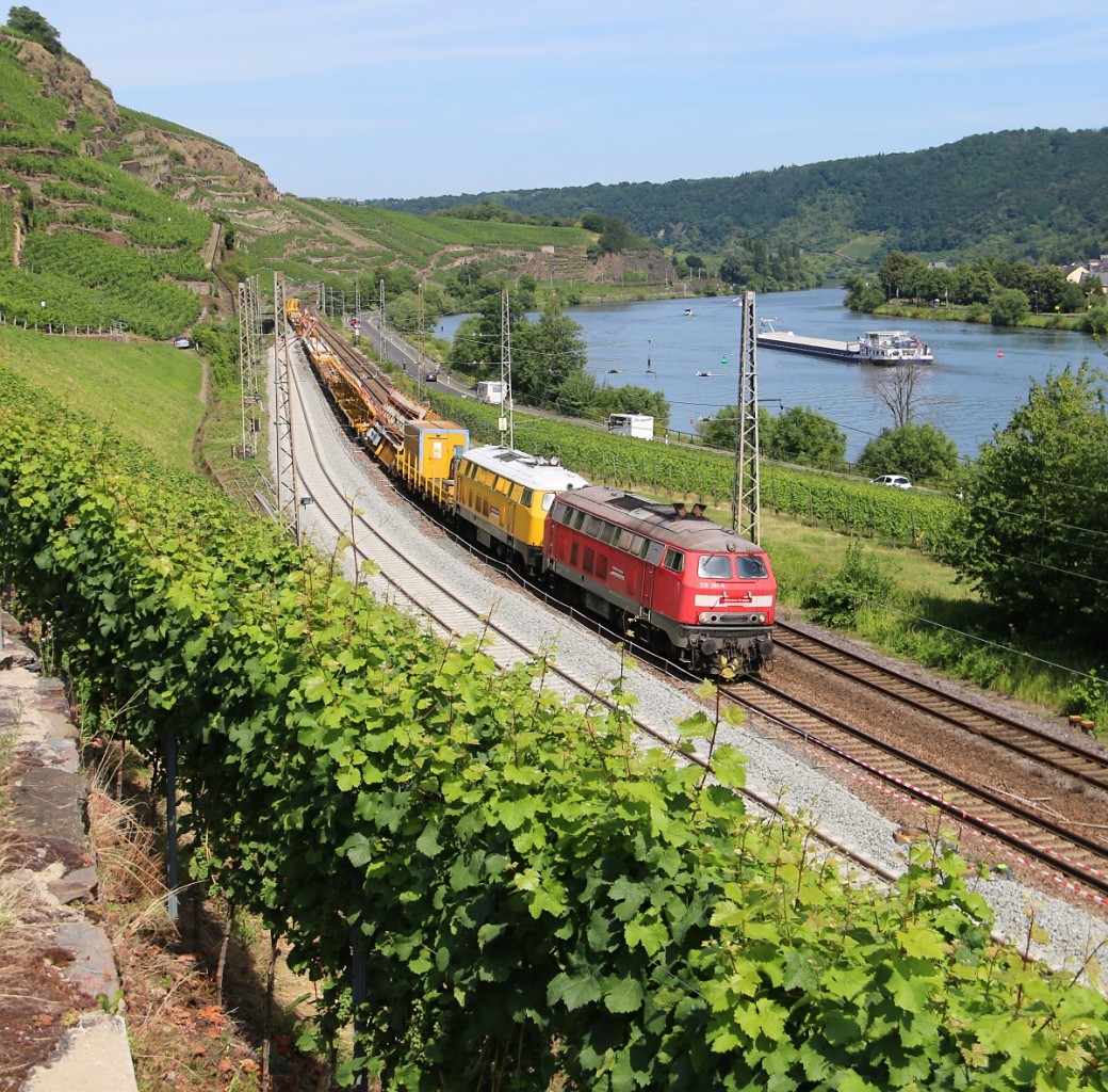 218 261-6 mit einer weiteren Bahnbau 218 und langem Bauzug in Fahrtrichtung Süden. Aufgenommen am 18.07.2014 bei Winningen (Mosel).