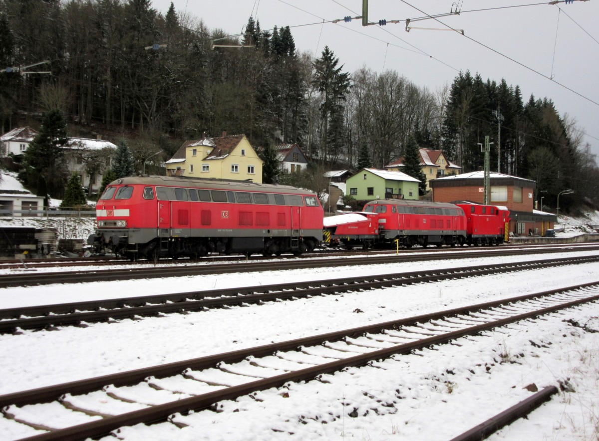 218 272-3 und 218 249-1 (zwischen den Schneepflügen) stehen am 26. Dezember 2014 im Bahnhof Kronach abgestellt.