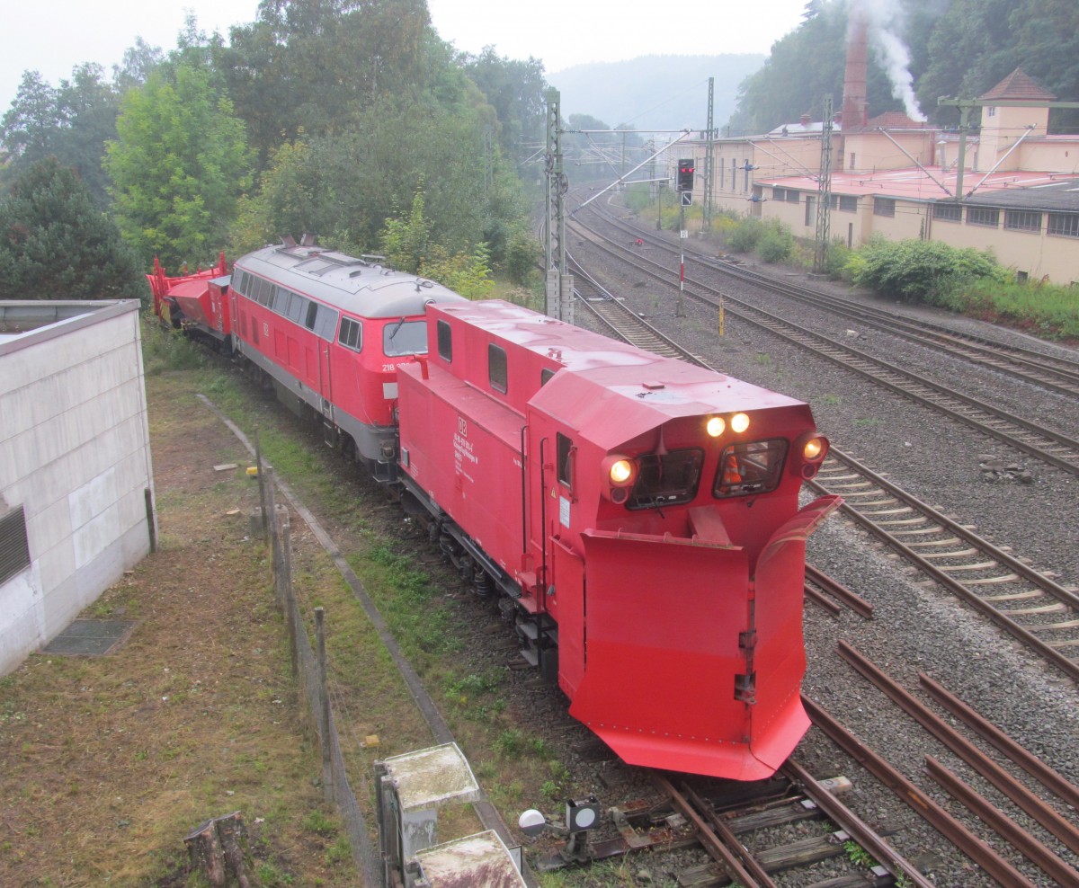 218 272-3 erreicht am 26. September 2013 mit zwei Schneepflgen vom Rodachtalbahn-Gleis kommend den Bahnhof Kronach.