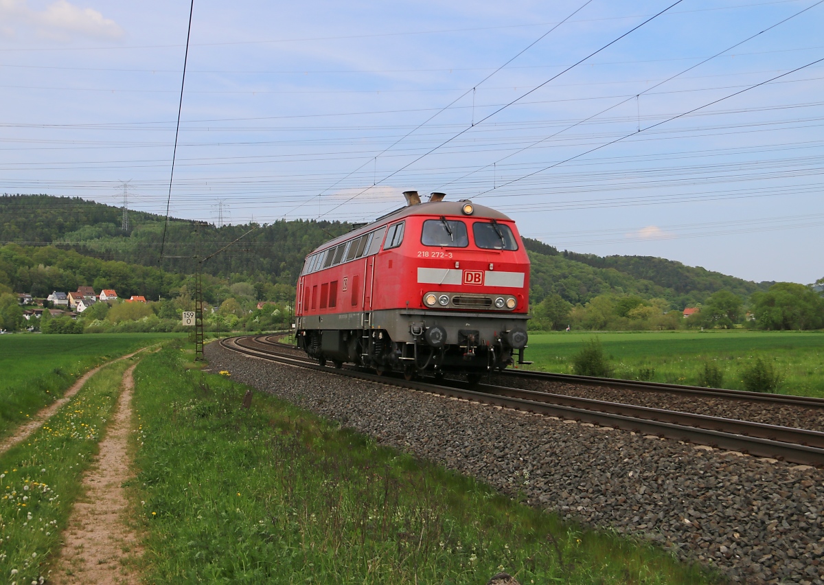 218 272-3 kam am 10.05.2016 als Tfzf über die KBS 610 in Richtung Süden. Aufgenommen zwischen Mecklar und Ludwigsau-Friedlos.