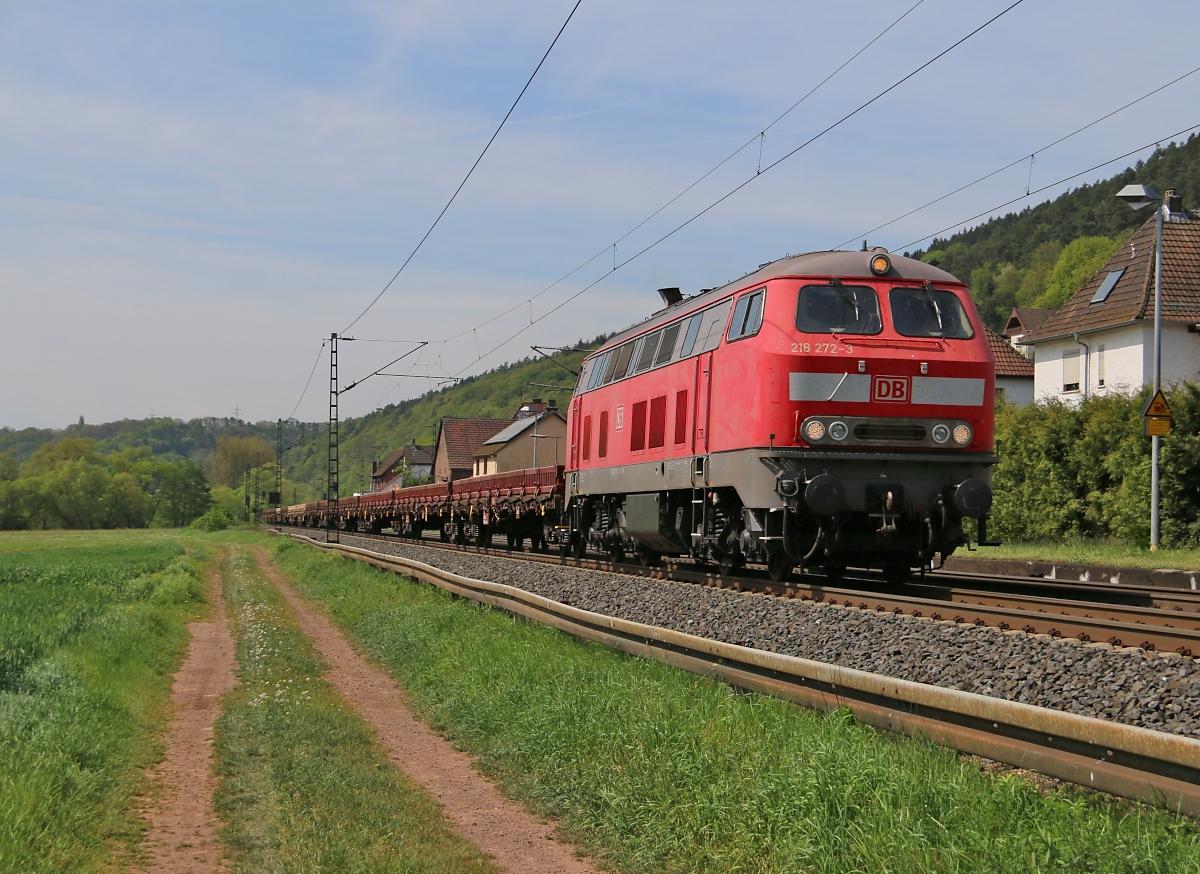 218 272-3 mit Flachwagen in Fahrtrichtung Norden. Aufgenommen in Ludwigsau-Friedlos am 10.05.2016.