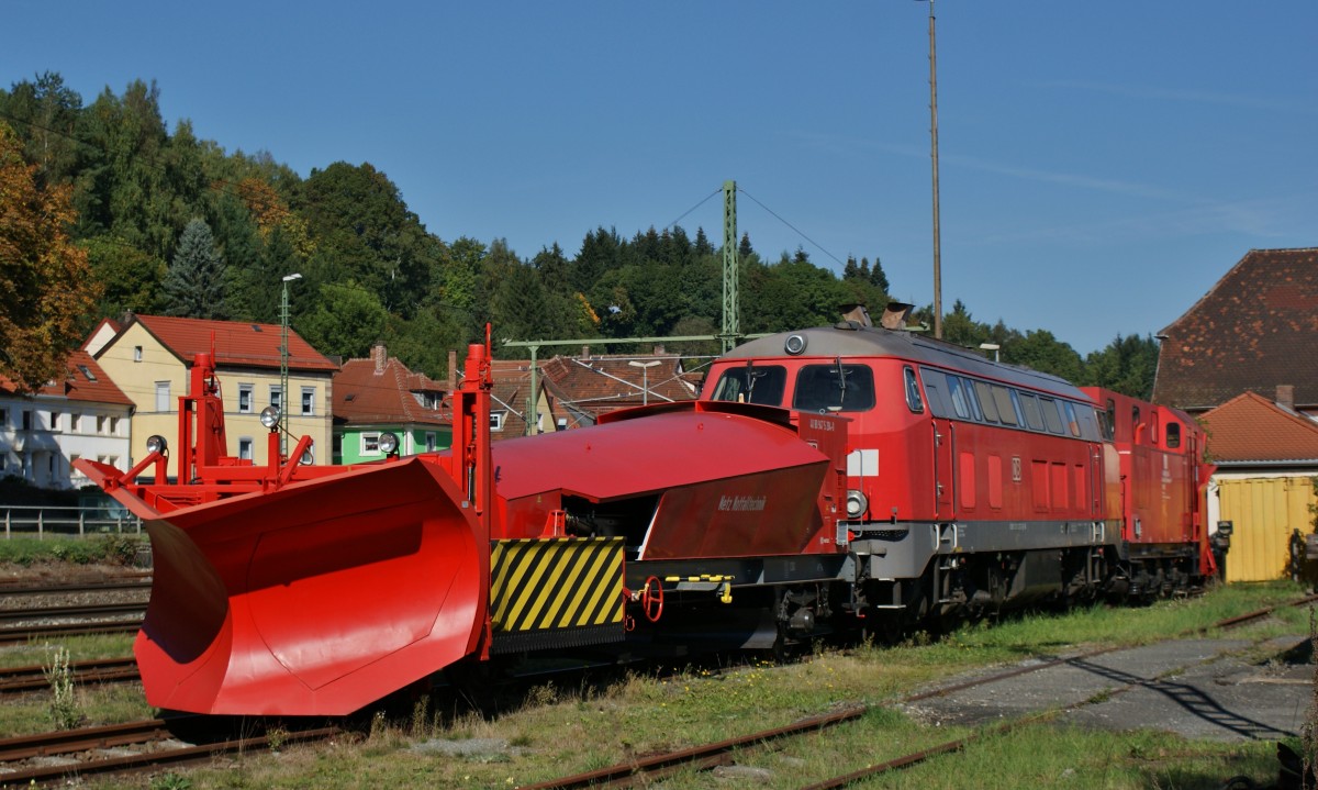 218 272-3 mit zwei Schneepflge im Bhf.Kronach am 29.09.13