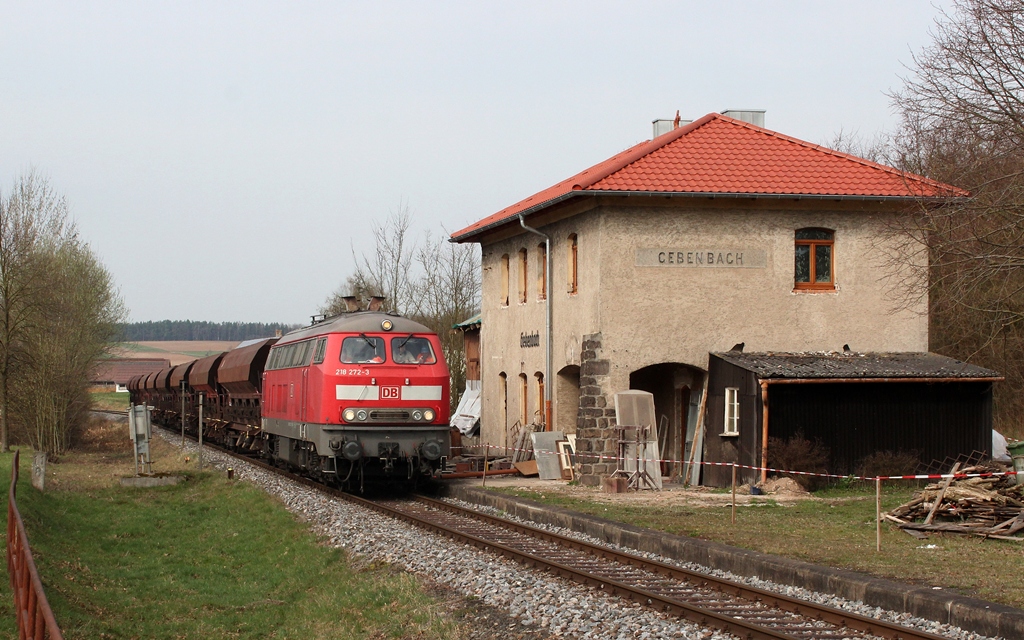 218 272 mit einem Schotterzug nach Schnaittenbach am 22.3.14 in Gebenbach