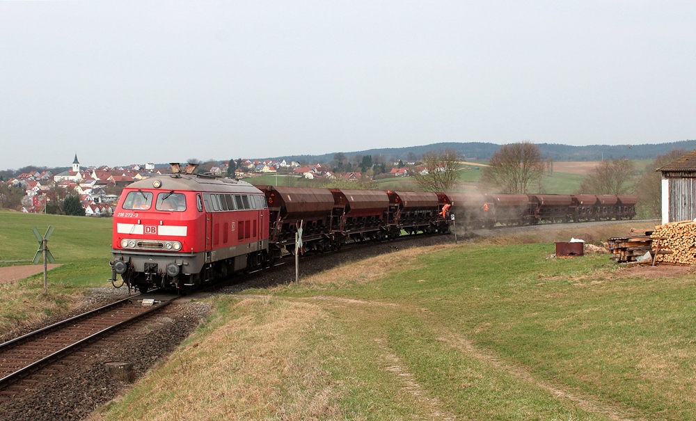 218 272 mit einem Schotterzug nach Schnaittenbach am 22.3.14 in Gebenbach