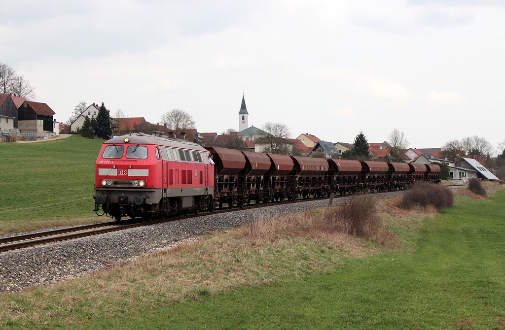218 272 mit einem Schotterzug nach Amberg am 22.3.14 in Gebenbach