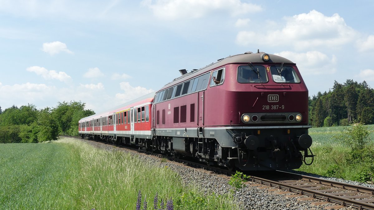 218 287 zieht 3 n-Wagen als RB42 nach Korbach entlang des Ortes Korbach-Lelbach