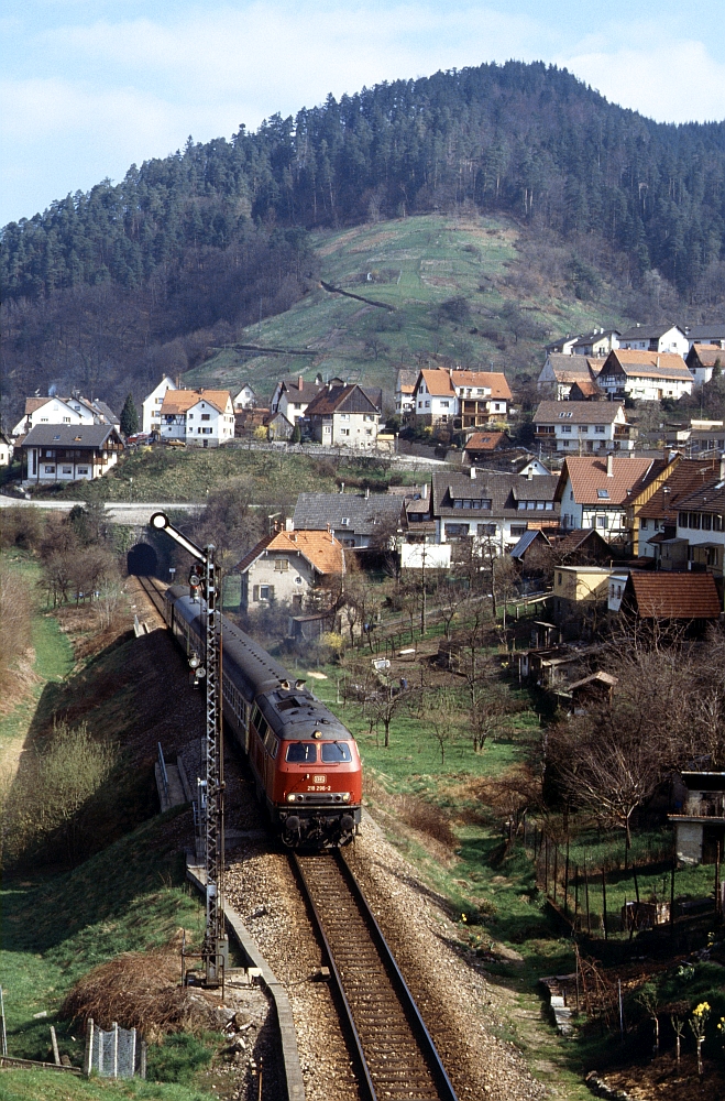218 296 am Einfahrsignal von Forbach-Gausbach an der Murgtalbahn (7.4.1987).