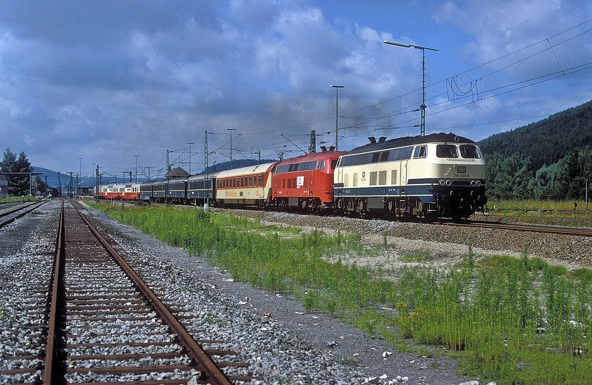 218 302 + 218 286  Tuttlingen  29.07.87  ( Foto am Prellbock )