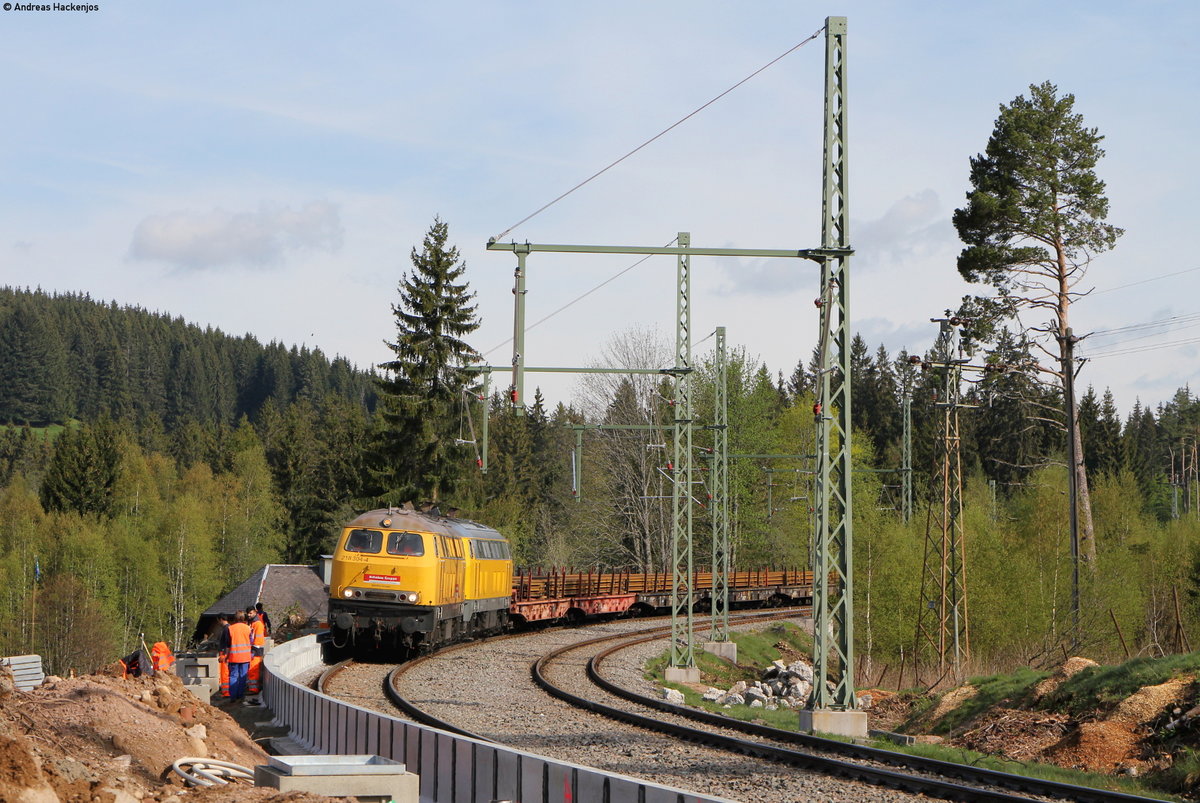 218 304-4 und 225 010-8 mit Schienenwagen in Aha 18.5.16