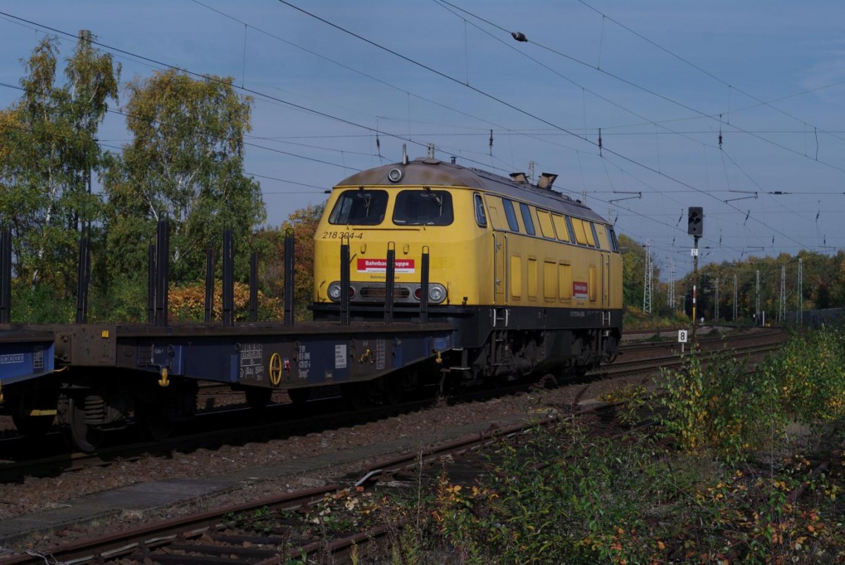 218 304-4 zieht am Mittag des 26.10.2015 einen Bauzug durch Bochum-Riemke. Die Lok trägt die Bezeichnung 92 80 1218 304-4-D-BBG. Sie gehört zum Lokpark der  Bahnbau Gruppe , einer Tochtergesellschaft der DB.