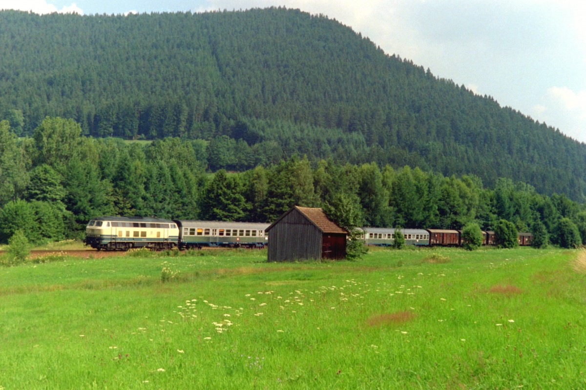 218 304 mit N 5901  Murgtler Radl-Express  (Karlsruhe-Durlach–Baiersbronn) am 04.07.1993 zwischen Klosterreichenbach und Baiersbronn
