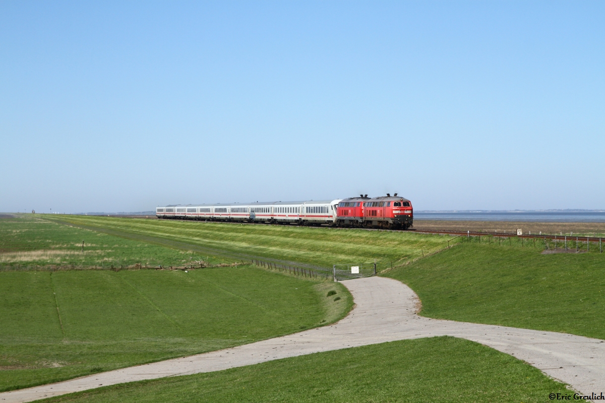 218 307 und 218 344 mit dem IC2311 am 08.05.18 auf dem Hindenburgdamm.