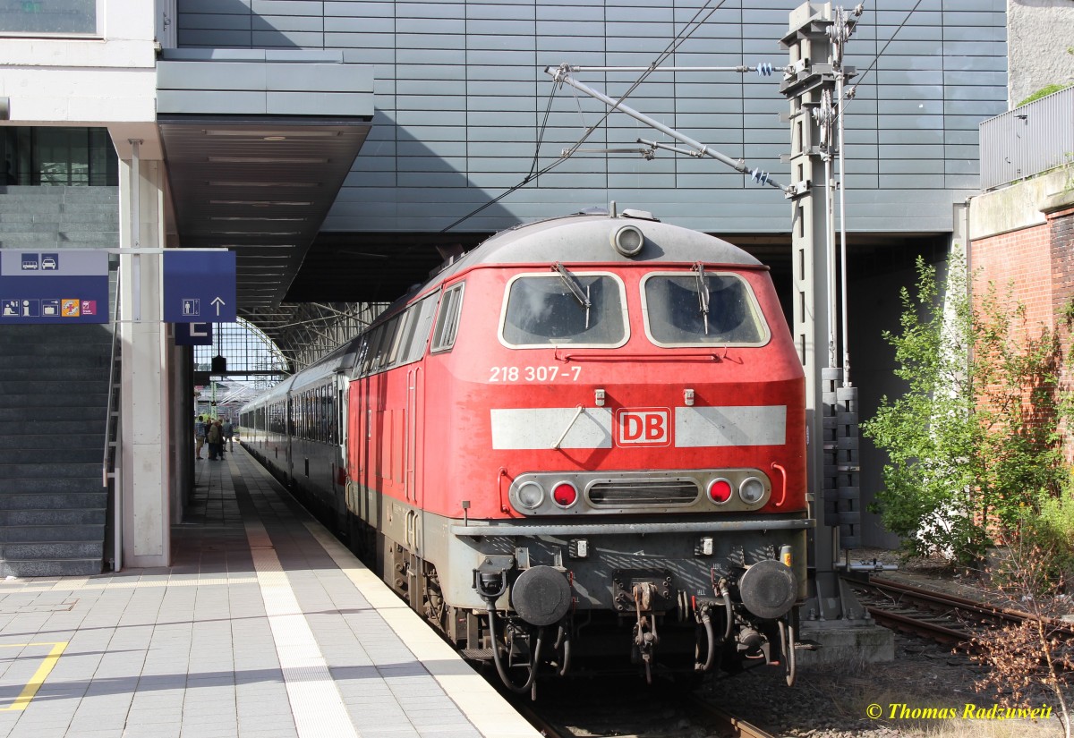 218 307 hat am 29.8.2015 den IC 2327 von Fehmarn Burg nach Lübeck Hbf gebracht und fährt nach kurzem Aufenthalt weiter nach Hamburg Hbf. Dort übernimmt eine E-Lok den Zug zur Weiterfahrt nach Passau Hbf.