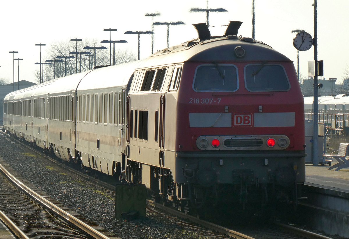 218 307 mit IC 2375 am 13.12.19 bei der Ausfahrt aus Niebüll in Richtung Hamburg.