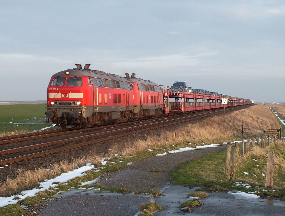 218 313 + 218 mit Autozug am 09.01.16 kurz vor dem Hindenburgdamm, auf der Fahrt nach Westerland.