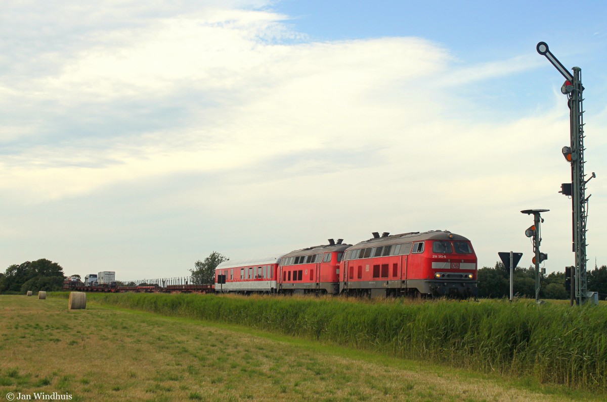 218 313-5 und eine weitere 218 befördern am 14.07.2015 einen Autozug von Sylt kommend Richtung Niebüll und durchfahren hier den Bahnhof Klanxbüll.