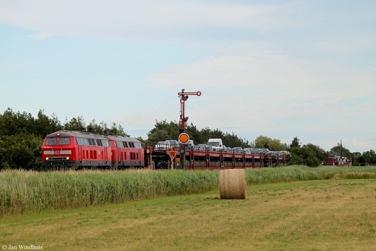 218 314-3 und eine weitere 218 befördern einen Autozug am 14.07.2015 von Niebüll nach Westerland (Sylt) und haben soeben Klanxbüll durchfahren.