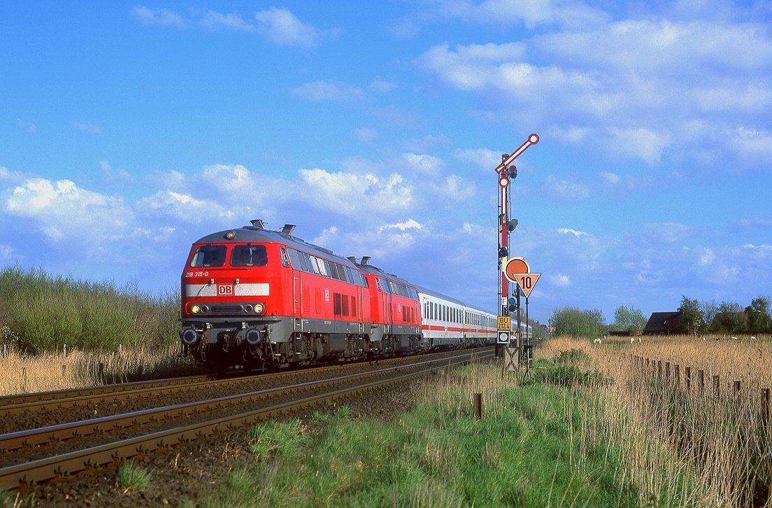 218 315 + 218 369, Klanxbüll, IC2170, 02.05.2010.