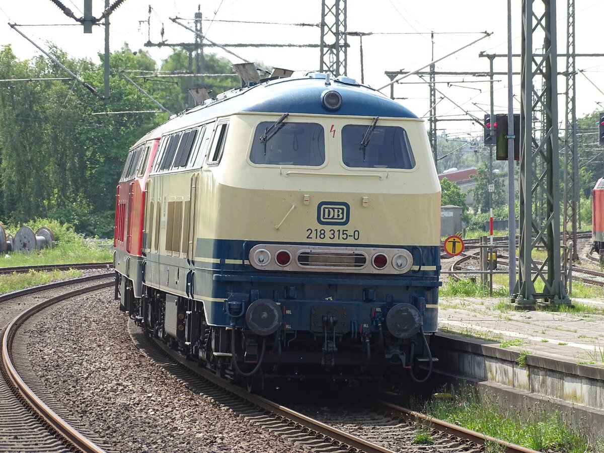 218 315 (beige/türkis) mit 218 832 (218 357) am 17.06.25 in Itzehoe.