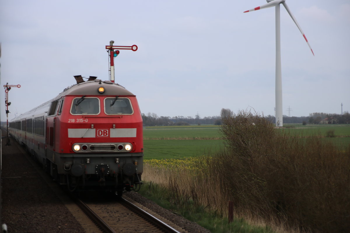 218 315 mit einem IC nach Westerland(Sylt) am 12.5.17 bei Klanxbüll 