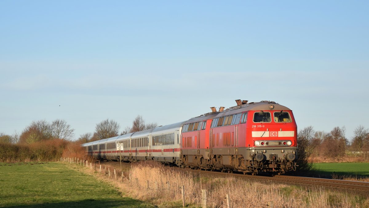 218 315 und eine weitere 218 ziehen den IC 2311 nach Stuttgart über die Marschbahn. Hier ist der Zug gerade kurz vor Niebüll nahe Langstoft zu sehen. Aufgenommen am 9.1.2018 9:58