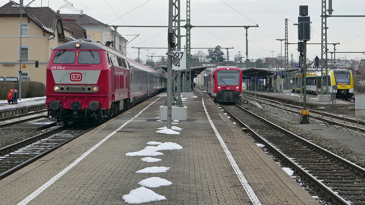 218 319-2 von Railsystems RP GmbH mit den in Lindau-Insel bernommenen Wagen des IC 118  BODENSEE , Innsbruck - Bochum, am 15.02.2021 im Bahnhof von Friedrichshafen.