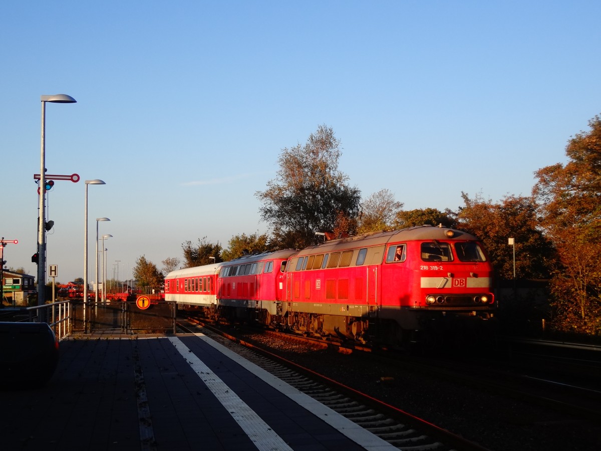 218 319 mit einem SyltShuttle bei der Einfahrt in Niebüll. (Herbst 2013)