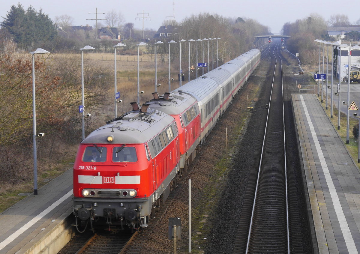 218 321 und 366 haben IC 2072 auf die Insel Sylt gebracht und durchfahren den dortigen Bahnhof Morsum (27.1.179.
