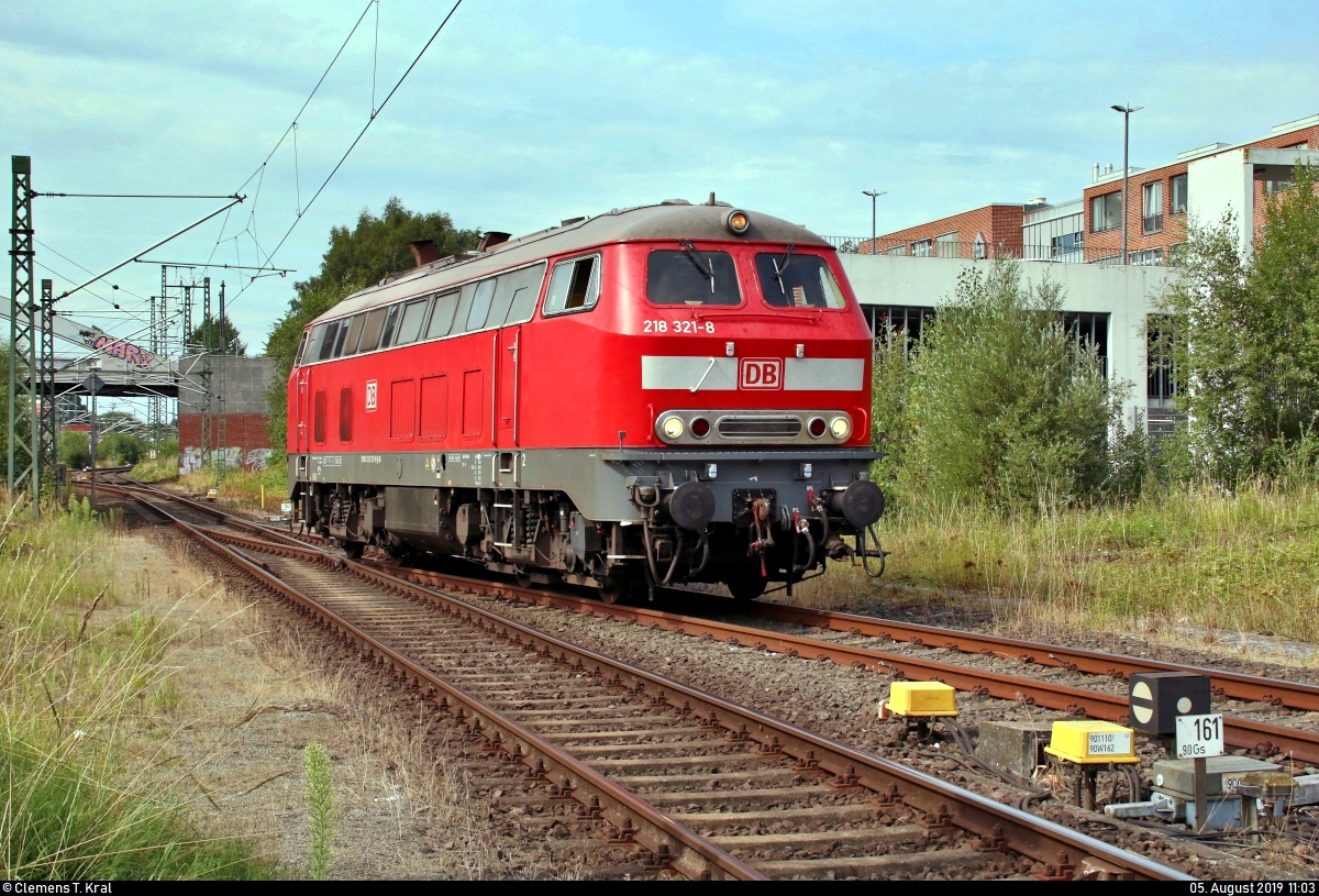 218 321-8 der DB Fernverkehr AG rangiert in Lübeck Hbf auf Gleis 10.
Grüße zurück an den Tf!
Aufgenommen am Ende des Bahnsteigs 8/9.
[5.8.2019 | 11:03 Uhr]
