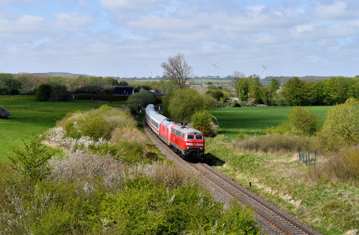 218 322 + 101 090 mit IC 2262 Hamburg Hbf - Rostock Hbf am 25.04.2026 bei Sch�nberg