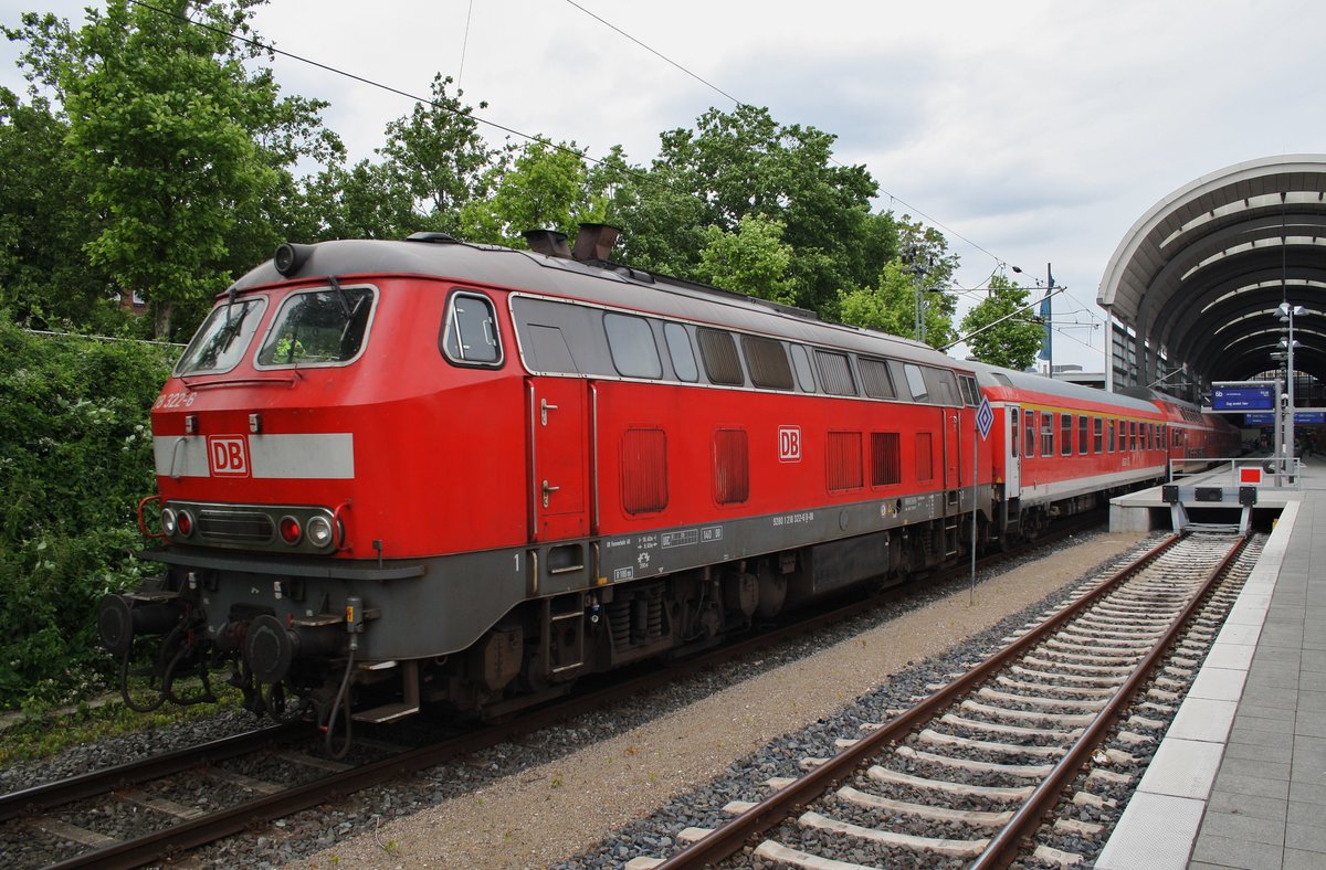 218 322-6 drückt den RE72 (RE21925) von Flensburg am Nachmittag des 20.6.2016 in den Kieler Hauptbahnhof.