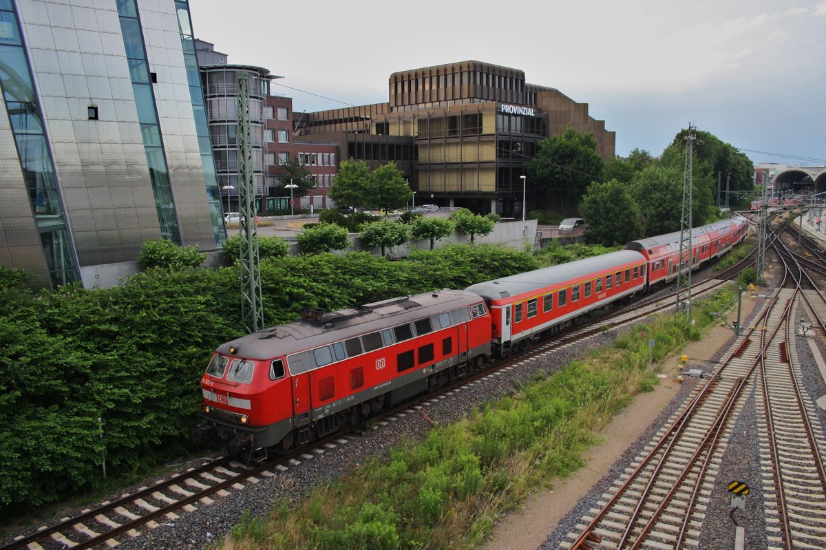 218 322-6 macht sich am 23.6.2016 mit dem RE72 (RE21926) nach Flensburg in Kiel Hauptbahnhof auf den Weg.