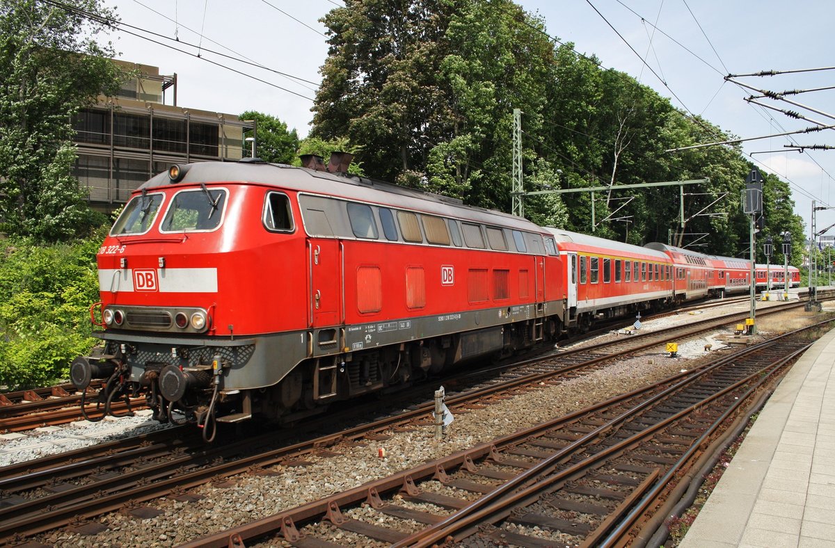 218 322-6 stellt hier den RE72 (RE21914) von Kiel Hauptbahnhof nach Flensburg bereit. (20.6.2016)