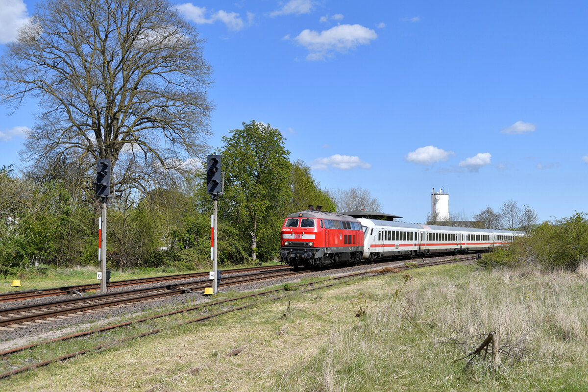 218 322 mit IC 2263 Rostock Hbf - Hamburg Hbf am 26.April 2026 bei der Einfahrt in Sch�nberg