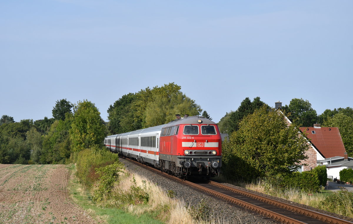 218 322 mit IC 2411 Fehmarn-Burg - Köln Hbf, am 29.08.2018 bei der Ausfahrt aus Timmendorfer Strand
