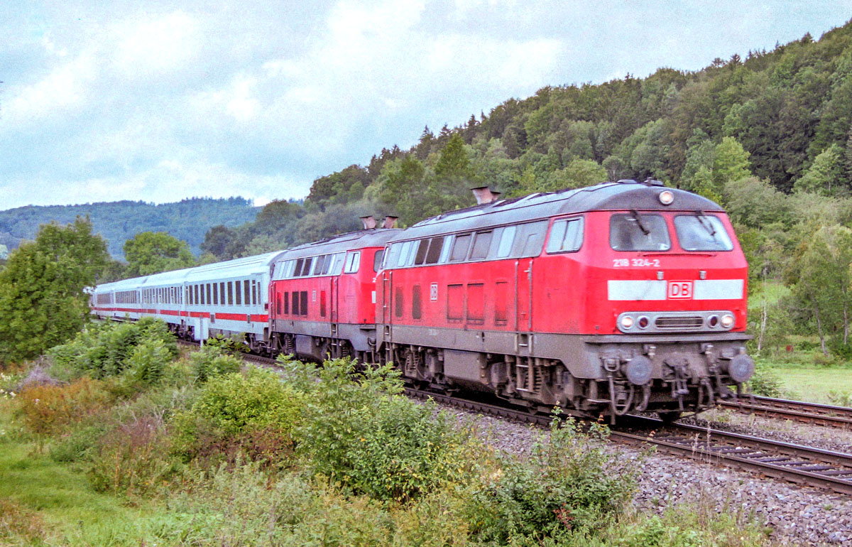 218 324 und eine Schwesterlok zogen am 4.9.06 westlich von Eschenbach einen IC von Dresden nach N�rnberg.
