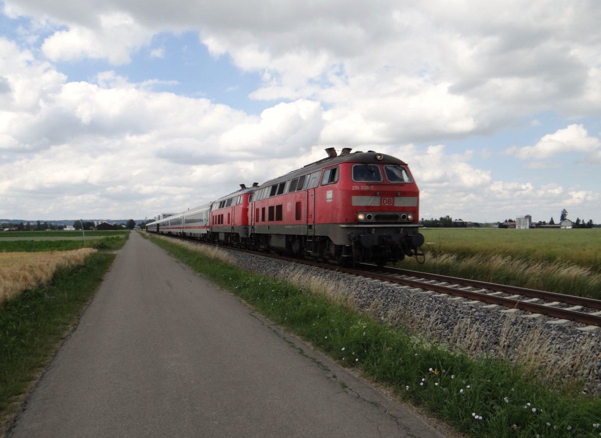 218 326 und 218 409 sind mit einem IC am 25.06.14 Neu-Ulm zusehen.