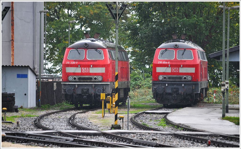 218 326-7 und 218 464-6 werden dieses Wochenende noch viel zu tun haben auf der Allg�ustrecke wegen des Oktobersfestes. Momentan stehen sie noch im Regen am Lindauer Hbf. (04.10.2013)