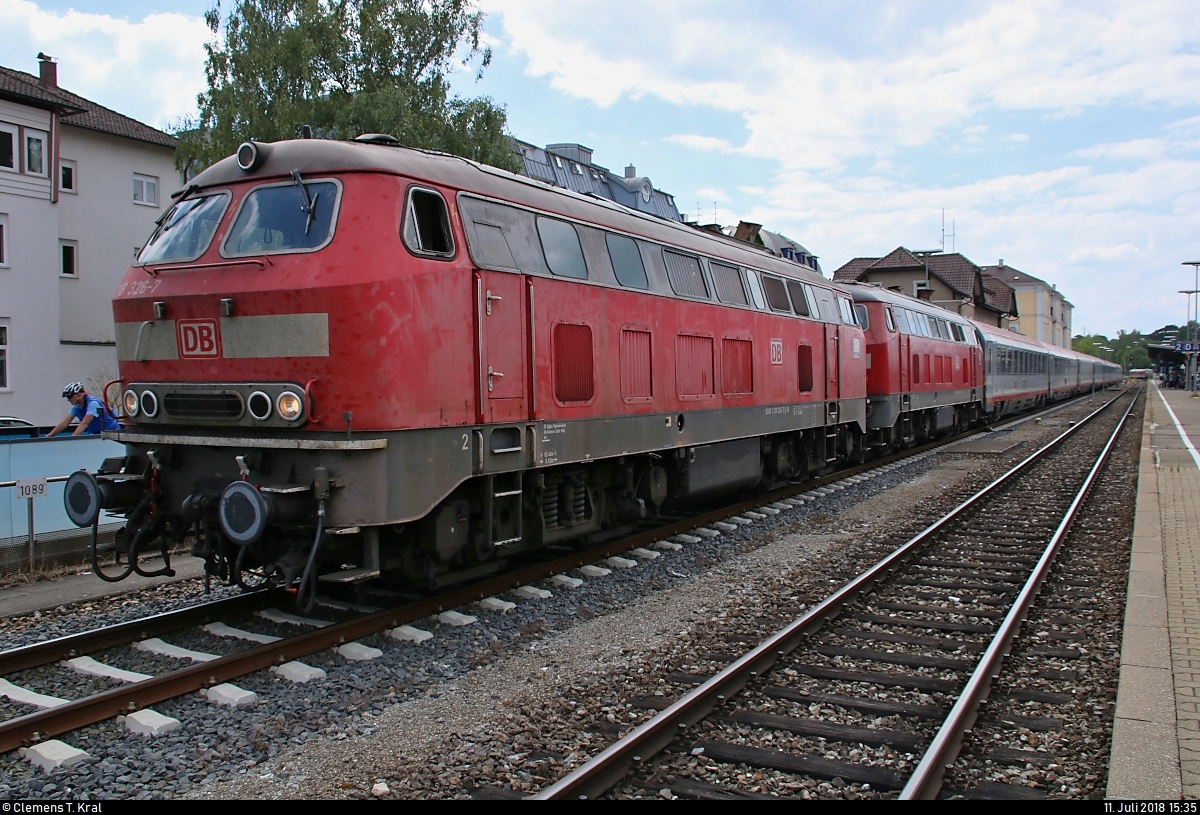 218 326-7 und 218 491-9 der DB ZugBus Regionalverkehr Alb-Bodensee GmbH (RAB) (DB Regio Baden-Württemberg) als IC 119 (Linie 32) von Münster(Westf)Hbf nach Innsbruck Hbf (A) stehen im Bahnhof Friedrichshafen Stadt auf Gleis 1.
[11.7.2018 | 15:35 Uhr]